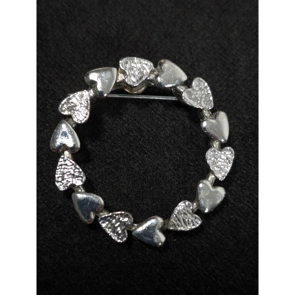Vintage‎ Gerrys Silver Tone Heart Wreath Round Pin Brooch